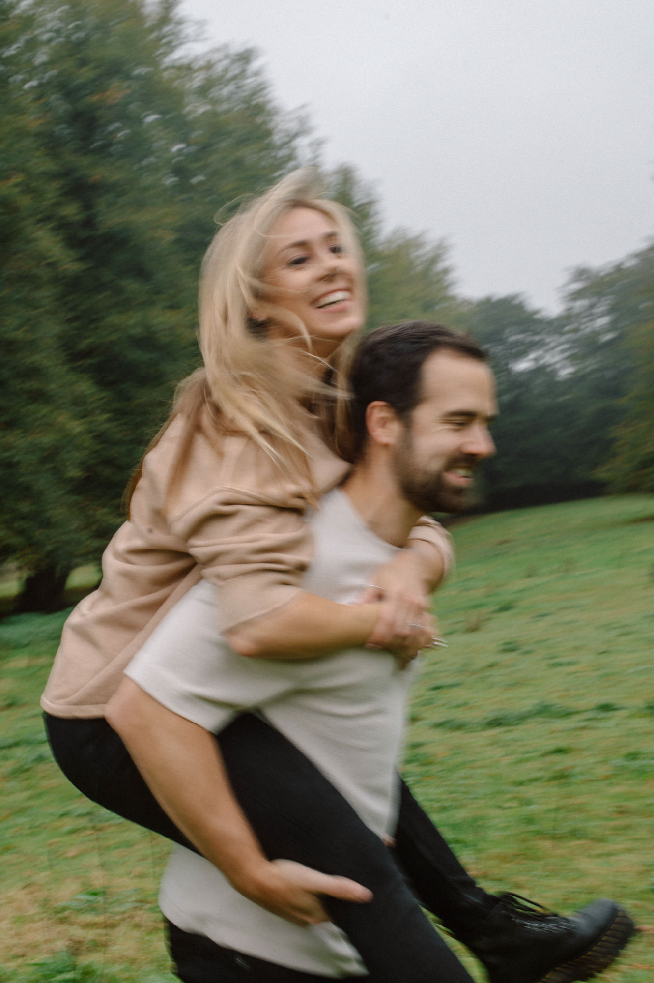 DRIZZLY WEATHER CHILTERN HILLS ENGAGEMENT PHOTO SESSION