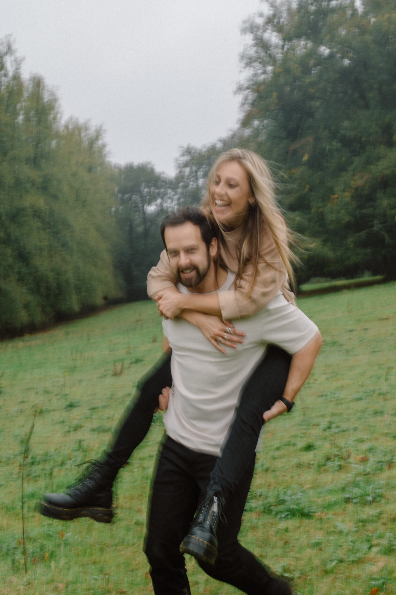 DRIZZLY WEATHER CHILTERN HILLS ENGAGEMENT PHOTO SESSION 37
